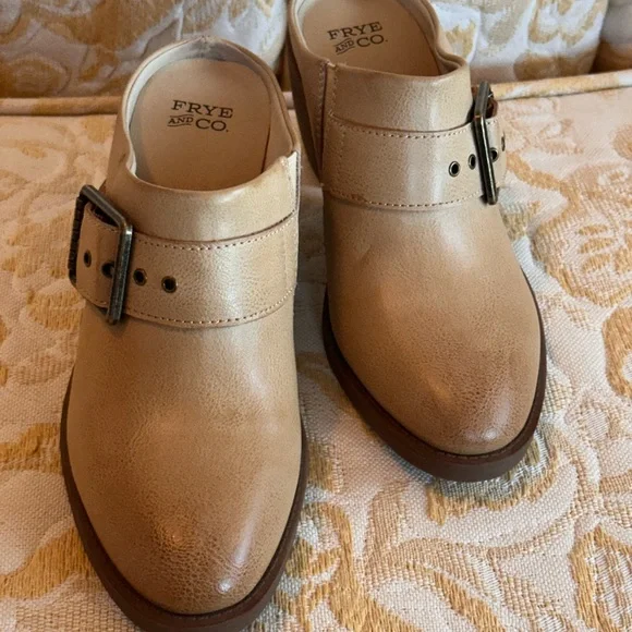 FRYE Leather Belted Harness Mules Clogs Block Heel 6 M Shoes Tan Beige - Picture 6 of 10